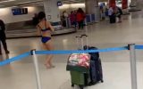 femeie goala aeroport