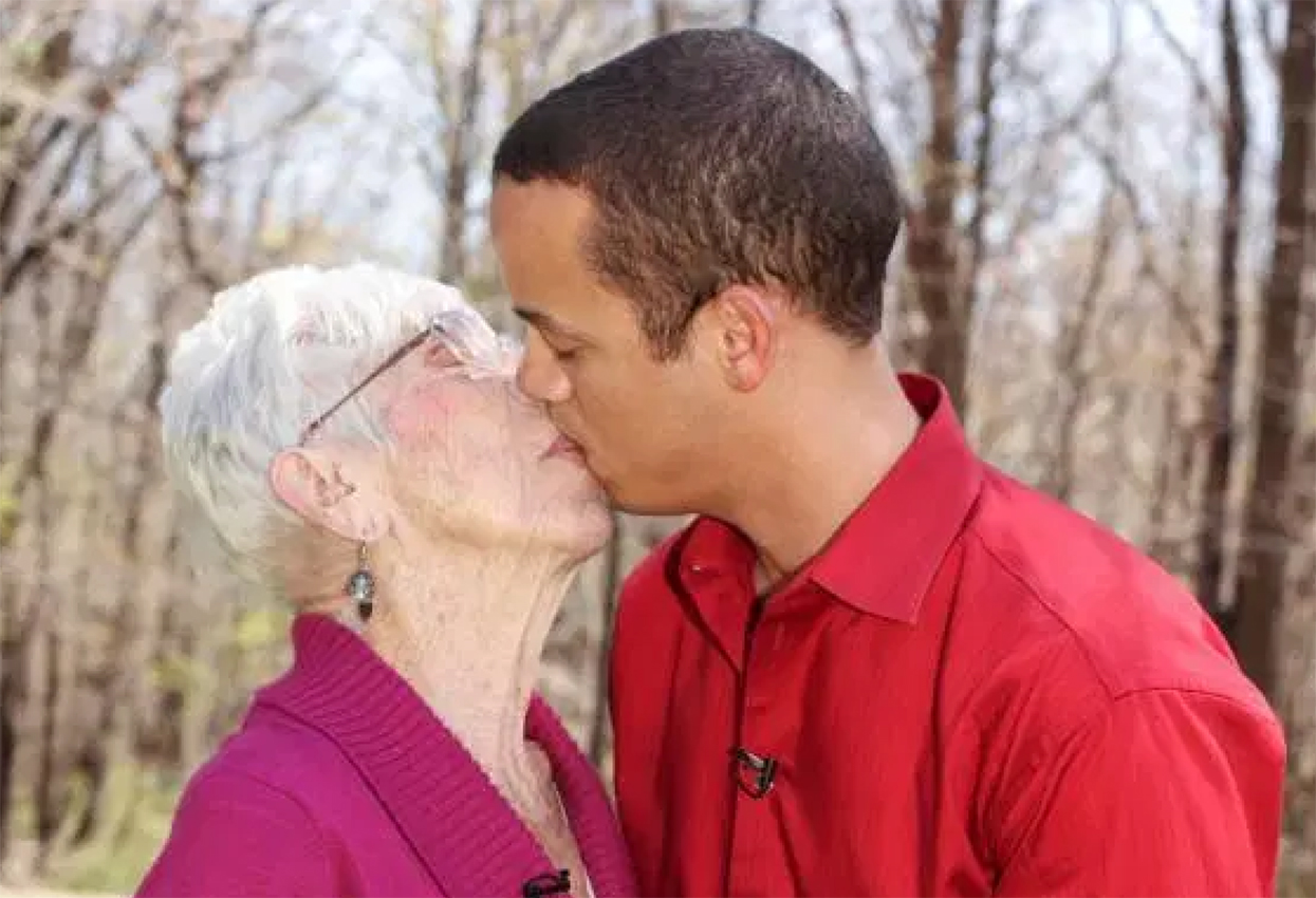 Пожилые дают мужикам. Поцелуй взрослой женщины. Влюбился в старую женщину. Люблю бабушку. Пожилая женщина соблазн.